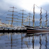 Барки (парусники) "Крузенштерн" и "Мир" у причала города Мурманска. :: Любовь Овсянкина