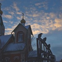 У входа в церковь :: Сергей Швечков