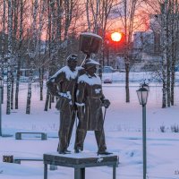 Ухта сегодня Скульптура сталевару и ученому с книгой у бывшего Ухтинского Механического Завода (УМЗ) :: Николай Зиновьев