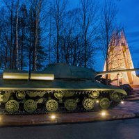 Вчера впервые в истории Ухты у Вечного Огня установлен настоящий тяжелый танк ИС-3 к юбилею Победы :: Николай Зиновьев