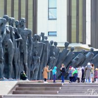 Фоторепортаж. Дети у монумента. 1 :: Наталья Вязигина