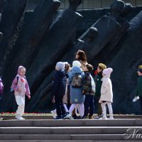 Фоторепортаж. Дети у монумента. 4 :: Наталья Вязигина