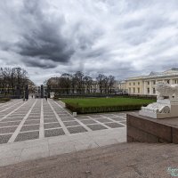 На ступенях Михайловского двогца :: Евгений 