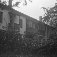 дом за оградой :: Игорь Бухало