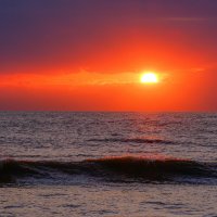 Вокруг солнца небо краснеет :: Георгий А