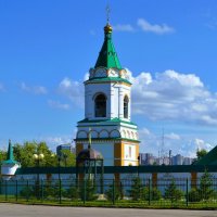 Чебоксары. Надвратная шатровая колокольня Свято-Троицкого мужского монастыря. :: Пётр Чернега