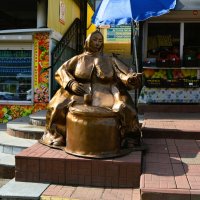 Чебоксары. Скульптура "Бабушка с семечками". :: Пётр Чернега