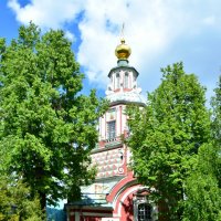 Дворик храма. :: Наталья Вязигина