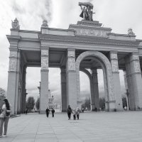 Где то на ВДНХ :: юрий поляков