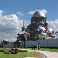 Часовня Царственных страстотерпцев и Троицкая церковь :: Александр Ильчевский 