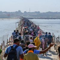 через понтон идут к месту купания в реке Ганга :: Георгий А