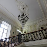 Лестница, с её изящными литыми ограждениями, сохранилась с конца19 века. :: Люба 