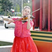 Скрипачка в красном :: Сергей М 