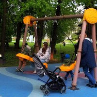 Качели для малышей на ВДНХ. :: Татьяна Помогалова Качели для малышей на ВДНХ. :: Татьяна Помогалова