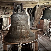 Старинный колокол храма. :: Валерия Комова