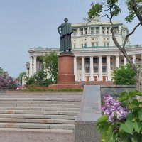 Суворов у театра Советской Армии :: ИРЭН@ .