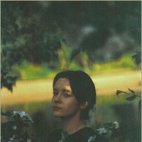 Кристина, яблоня и озеро :: Алексей Хвастунов