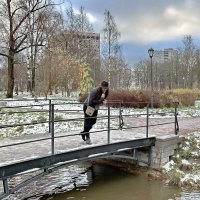 Девушка на мосту :: Сергей 