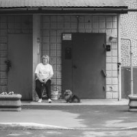 Дама с собачкой и соглядатай (чб) :: Сергей Царёв