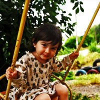 Внучка на качелях :: Юрий Гайворонскiий