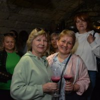 На экскурсии...в подвале...возле бочки... :: александр донченко