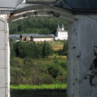 Вид на Знаменский епархиальный женский монастырь из Северных ворот Никольского монастыря :: Александр Ильчевский 