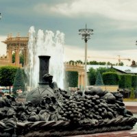 Скульптурная композиция из рога изобилия, вазы с фруктами. :: Татьяна Помогалова