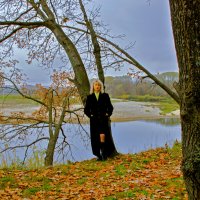 Женщина на берегу реки :: Евгений Женщина на берегу реки :: Евгений