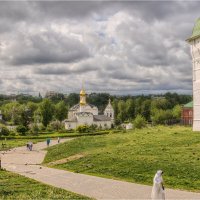 Вид на храм во имя святой великомученицы Параскевы Пятницы и Введенский храм. :: Александр Максимов Вид на храм во имя святой великомученицы Параскевы Пятницы и Введенский храм. :: Александр Максимов