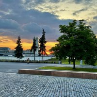 Закат в городе :: Александр Конов