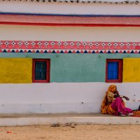 Отдых у стены дома :: Георгий А