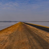 Дорога по середине солончака :: Георгий А Дорога по середине солончака :: Георгий А