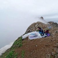 ПО ГОРАМ, примостились. :: Виктор Осипчук