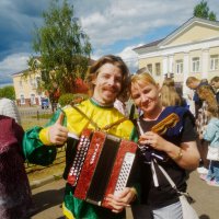 Мужичок с гармошкой :: Сергей Кочнев