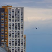 Самолёт между домами :: Александр Синдерёв