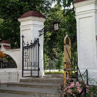 Врата на территорию церкви :: Анатолий Колосов Врата на территорию церкви :: Анатолий Колосов