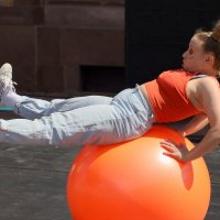 Девушка на шаре :: Юрий. Шмаков Девушка на шаре :: Юрий. Шмаков