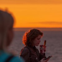 Девушка на фоне моря :: Алексей Булак