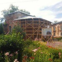 Вечер на территории Введенского монастыря :: Сергей Кочнев