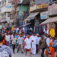 Толпа идёт в храм :: Георгий А Толпа идёт в храм :: Георгий А