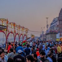 Толпа на. набережной г. Варанаси :: Георгий А