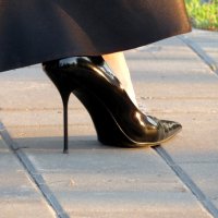 Бывают туфли на шпильках. Но это ж ваще!... На зубочистках!!! :: Егор Бабанов