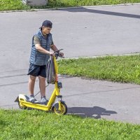 В магазин на самокате. Скоро молодежь разучится ходить :) :: Валерий Иванович В магазин на самокате. Скоро молодежь разучится ходить :) :: Валерий Иванович