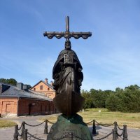 Памятник преподобному Арсению Коневскому...Остров "Коневец" :: Наталия Павлова