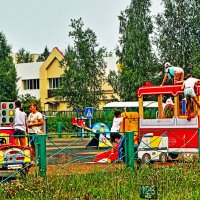 Детишки атаковали игрушечное  авто! :: Владимир 