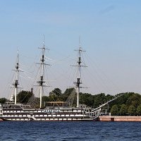 Плавучий ресторан `Благодать` у Петровской набережной :: Любовь Сахарова