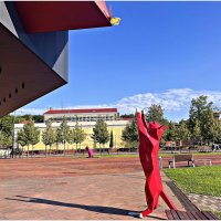 Кот и бабочка  у ТЦ. :: Валерия Комова