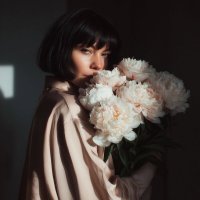 Девушка и пиона. Взгляд. :: Наталья Музычук