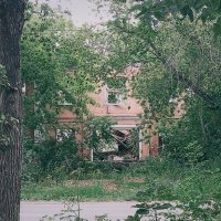 Заброшка, сама себя разрушает. :: Игорь Солдаткин