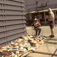 Хотьково. Книжный развал Натальи. :: Игорь Олегович Кравченко